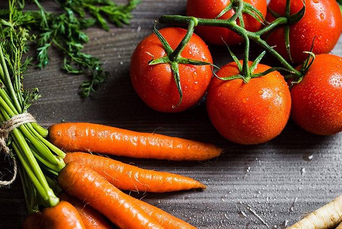 Kết hợp cà chua và cà rốt giúp bạn loại bỏ làn da xỉn màu kém sắc