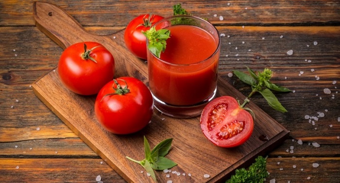 Bạn có thể uống sinh tố cà chua kết hợp với các cách làm trắng da bằng cà chua để tăng hiệu quả dưỡng da
