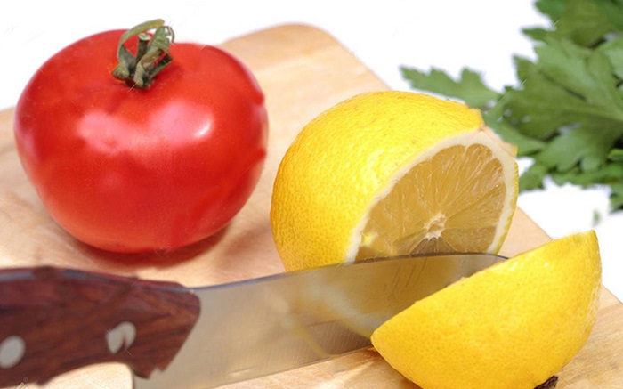 Cà chua có thể kết hợp với chanh để dưỡng trắng và trẻ hóa da
