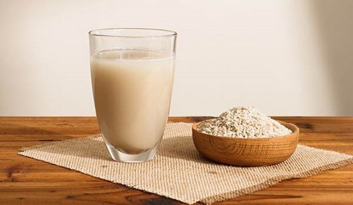 Trong nước vo gạo chứa nhiều dưỡng chất có thể làm trắng da