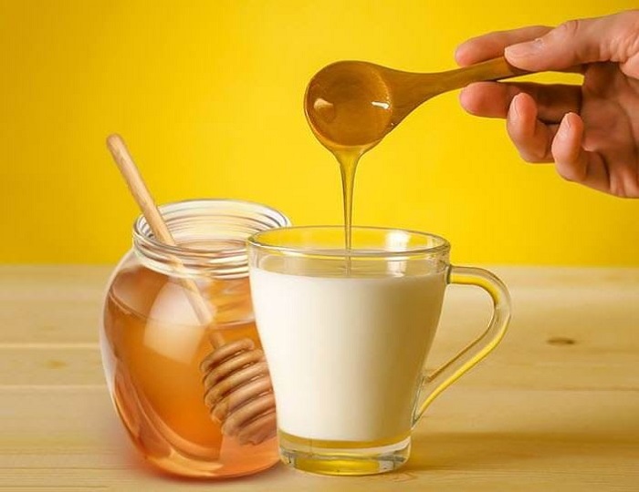 Sữa tươi kết hợp mật ong giúp da sáng ẩm mịn màng