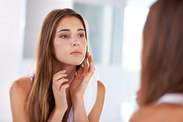 Da mặt thường xuyên tiếp xúc với tia UV nên rất dễ bị xỉn màu