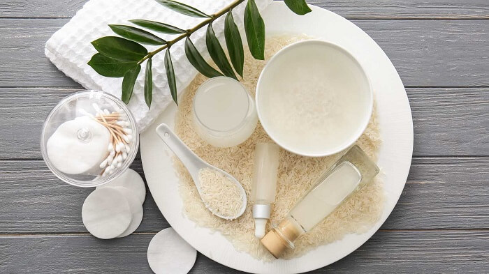 Dùng nước vo gạo là cách làm trắng da tay đơn giản nhất và hoàn toàn không tốn kém