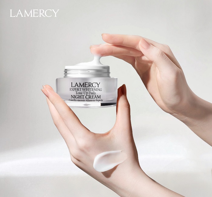 Kết hợp kem dưỡng trắng da mặt ban đêm Lamercy Expert Whitening giúp tái sinh da trắng hồng toàn diện