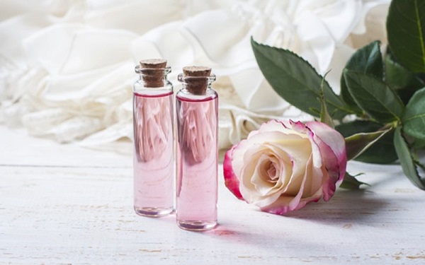 Thoa nước hoa hồng cũng giúp da dầu giảm tiết bã nhờn