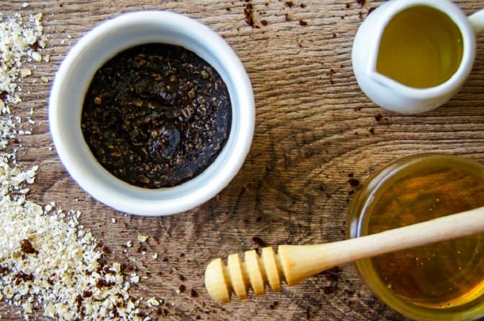Sự kết hợp của bã cà phê và mật ong rất tốt cho da sạm đen nhiều mụn