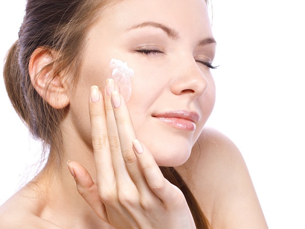 Arbutin khi được hấp thụ vào da sẽ ức chế quá trình sản xuất Melanin giúp nâng tone da sáng hơn