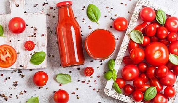 Cà chua và đường nâu có thể tẩy da chết nhẹ nhàng, mang đến làn da trắng sáng và ít bị “ăn mòn” hơn bởi nắng