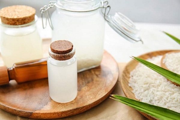 Nước vo gạo có nhiều tinh chất làm trắng, có thể dưỡng da chân sáng lên tone hiệu quả