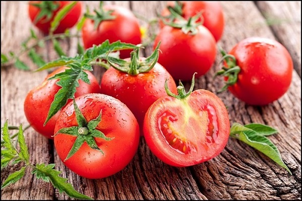 Loạt vitamin có trong cà chua sẽ giúp da chân giảm đen sạm rõ rệt, trở nên sáng mịn hồng hào hơn sau 3 tuần thực hiện