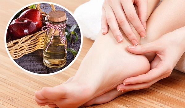 Dưỡng ẩm cho da chân là thao tác cần thực hiện hàng ngày để đảm bảo da khỏe và mịn màng