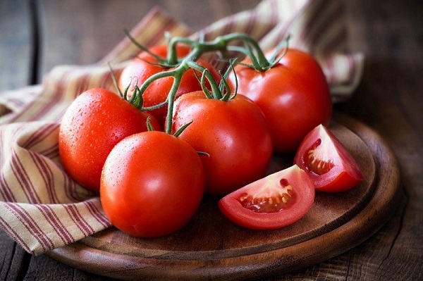 Bạn có thể dùng cà chua để khắc phục da tay bị cháy nắng, dưỡng da sáng trở lại