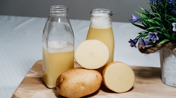 Tinh chất dưỡng trắng tự nhiên có trong khoai tây rất hợp để phục hồi da tay bị cháy nắng