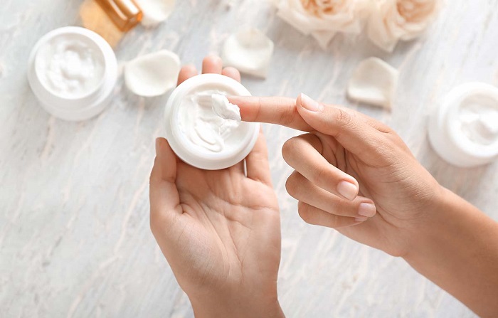 Trong thuốc tẩy trắng da chứa hàm lượng lớn các chất có tính tẩy, bào mòn da với nồng độ cao vượt mức cho phép