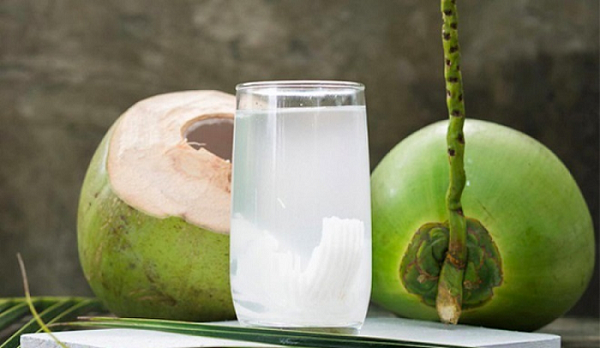 Nước dừa tươi nên được uống vào buổi sáng trước khi ăn