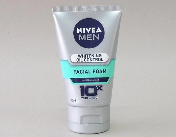 Sữa rửa mặt Nivea For Men sẽ loại bỏ lớp dầu thừa, giúp làn da trở nên sạch hơn, hạn chế lên mụn và làm sáng da hiệu quả