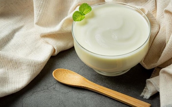 Sữa chua giúp cải thiện tình trạng xỉn màu và khô ráp cho da để cổ và gáy trắng sáng đồng đều với các vùng da khác trên cơ thể