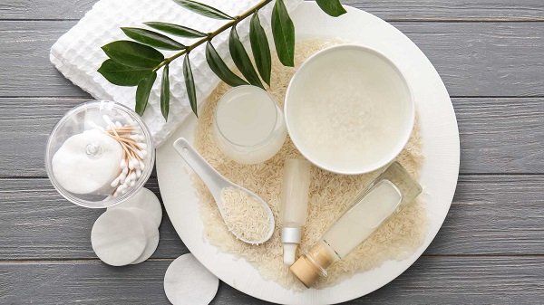 Tắm bằng nước vo gạo hoặc dùng tinh chất cô đặc của nước vo gạo để ủ mask giúp dưỡng trắng da vùng cổ và gáy rất hiệu quả