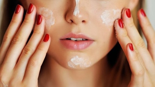 Cetyl Ethylhexanoate đóng vai trò tác động giúp tăng cường hiệu quả của mỹ phẩm khi được sử dụng lên bề mặt da