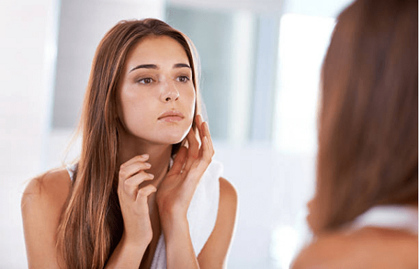 Nội tiết tố bị rối loạn thường xuyên cũng là một nguyên nhân phổ biến khiến da mặt khó trắng