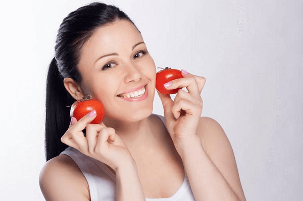 Cà chua là một trong những nguyên liệu dưỡng trắng da tự nhiên được dùng phổ biến nhất