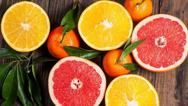 Các loại trái cây có múi như cam, quýt, tắc, chanh, bưởi cũng chứa lượng vitamin C dồi dào