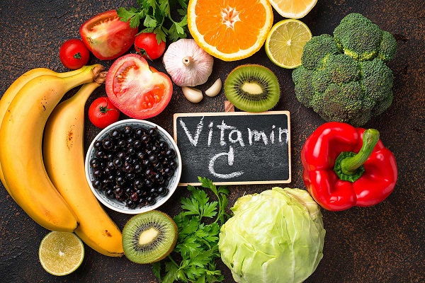 Uống các loại nước ép từ hoa quả chứa vitamin C cũng giúp da “giải phóng” Melanin dư thừa và trắng sáng hơn từ bên trong