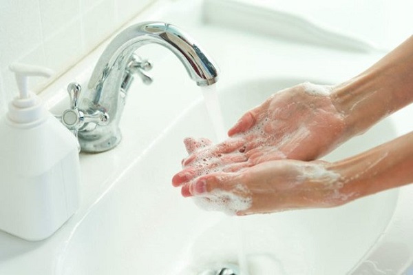 Da mặt không thể rửa thường xuyên như da tay nên khả năng bị dễ bị tối màu sẽ cao hơn da tay