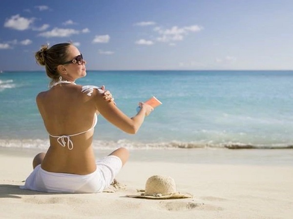Nếu không bôi kem chống nắng trước khi xuống biển, làn da của bạn hoàn toàn không thể chịu được sự “tấn công” mạnh mẽ của tia UV