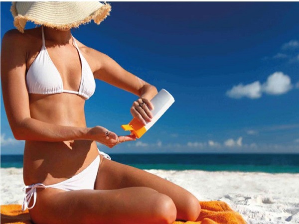 Dùng kem chống nắng kém chất lượng cũng khiến da không được bảo vệ tốt dẫn tới sạm đen sau khi đi biển