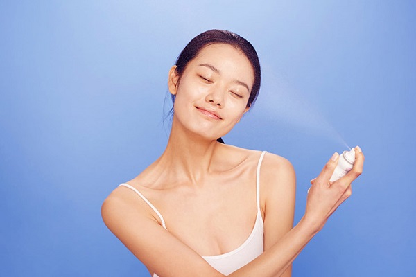 Xịt khoáng là một cách hiệu quả để khắc phục cấp tốc cảm giác khô rát do tình trạng bong tróc da mặt gây ra