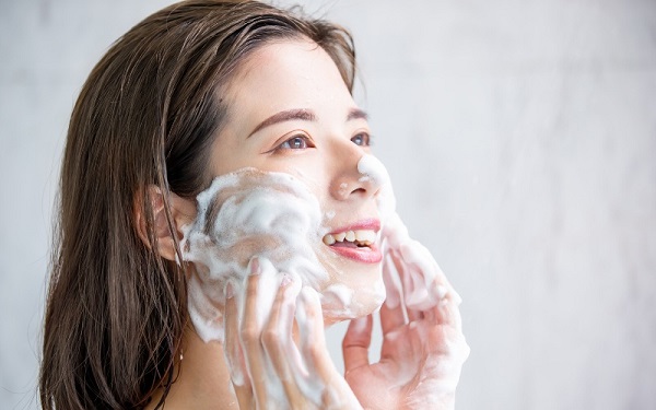 Da mặt phải được làm sạch hàng ngày để loại bỏ bụi mịn, dầu thừa, tránh tình trạng bít tắc lỗ chân lông