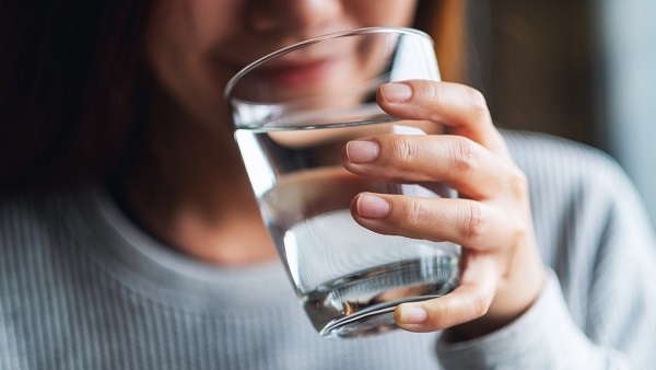 Đảm bảo uống đủ lượng nước cần thiết mỗi ngày là yếu tố đặc biệt quan trọng để nuôi dưỡng làn da căng bóng như ý