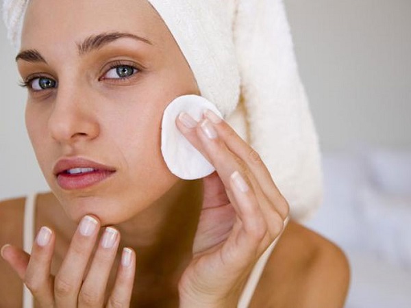 Làm sạch da một cách qua loa sau khi bôi kem chống nắng sẽ khiến da bị bít tắc và ảnh hưởng đến việc điều tiết dầu nhờn giữ ẩm trên da, khiến da có xu hướng khô dần