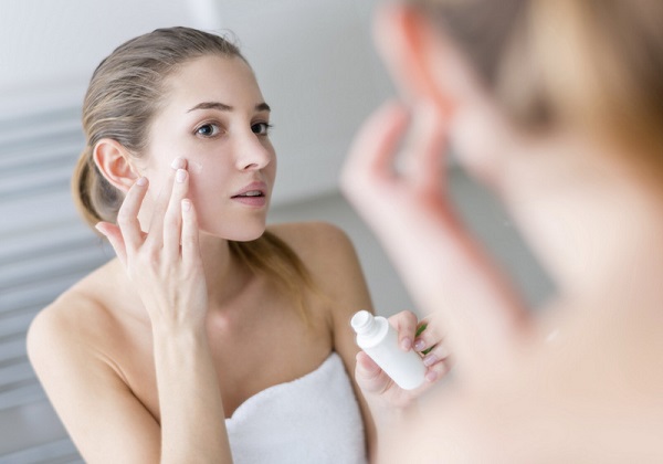 Thói quen bôi kem chống nắng trực tiếp lên da sau khi rửa sữa rửa mặt là một nguyên nhân phổ biến gây tình trạng vệt trắng loang lổ trên da