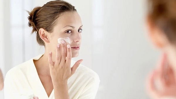 Việc dưỡng ẩm cẩn thận trước khi thoa kem chống nắng giúp tránh được tình trạng bị vệt trắng trên da