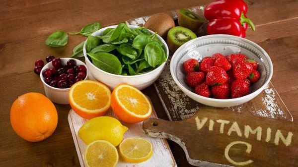 Vitamin C được xem là thành phần chống nắng nội sinh hàng đầu, có nhiều trong các loại rau củ quả thực phẩm dùng hàng ngày