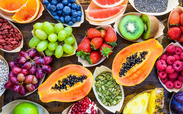 Việc tiêu thụ nhiều hoa quả tươi mát vào mùa hè giúp ức chế tốt quá trình sản xuất Melanin để bảo vệ da dưới tác động của bức xạ mặt trời